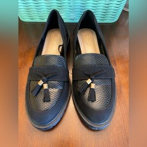 Diba Women's Black Round Toe Tassel shoes. Faux Suede/Leather